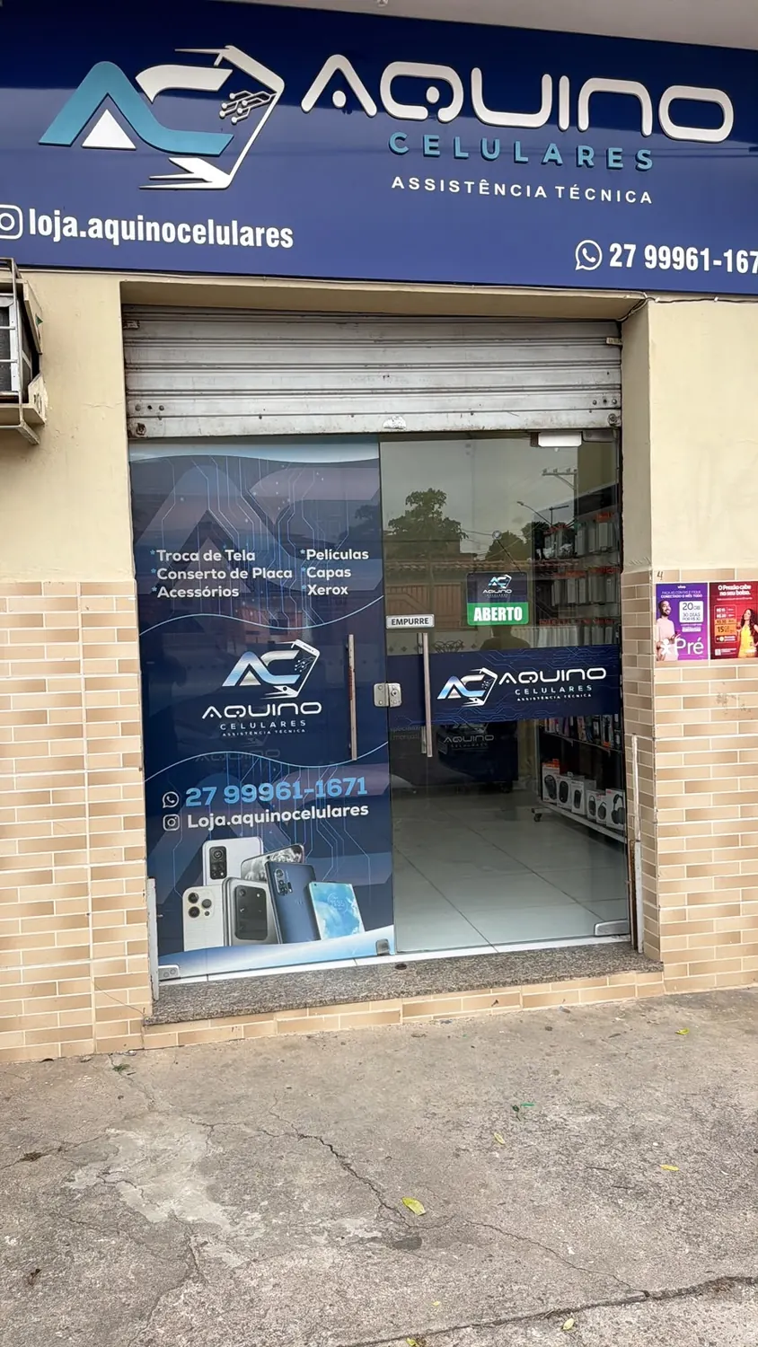 Fachada de loja de assistência técnica com letreiro em ACM e vitrine adesivada