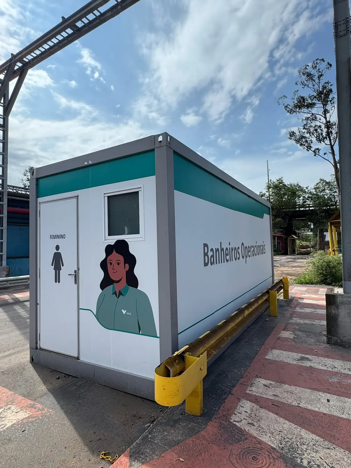 Container de banheiros operacionais adesivado com ilustração e identificação