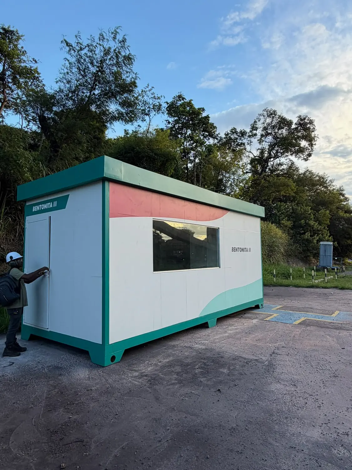 Container de obra adesivado em branco e verde com a identificação Bentonita III