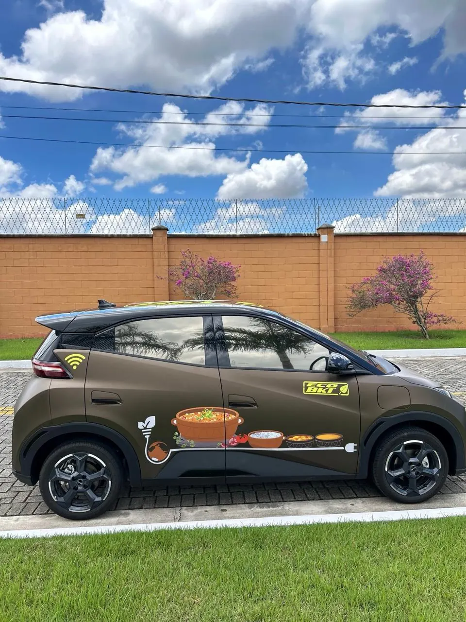 Carro com envelopamento fosco e adesivo recortado aplicado