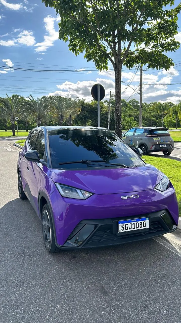 Carro envelopado em roxo metálico