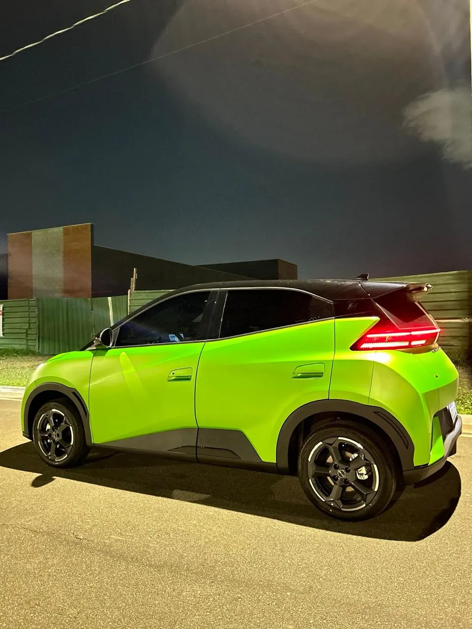 Carro envelopado em verde limão