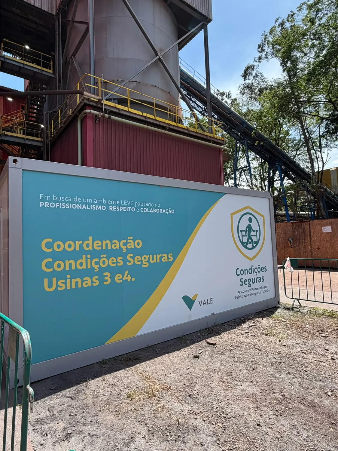 Container adesivado em azul e branco com o título Coordenação Condições Seguras
