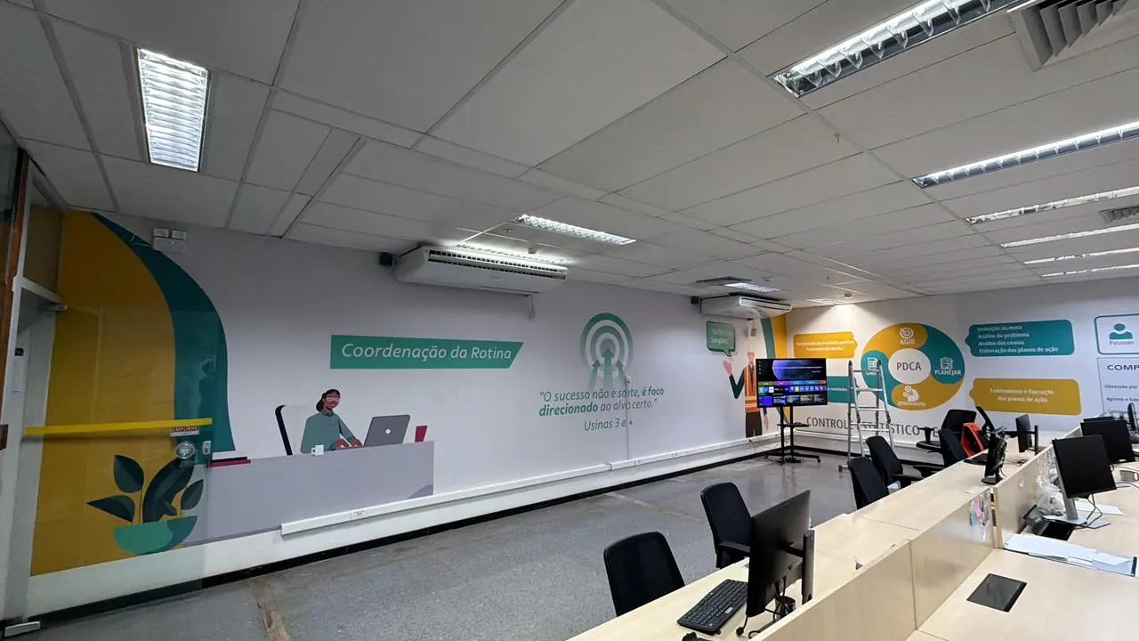 Balcão de atendimento com parede ambientada
