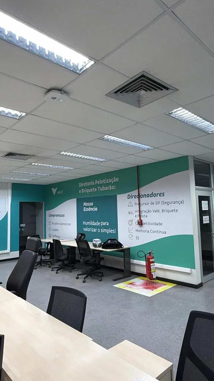 Escritório com parede verde e comunicação interna aplicada