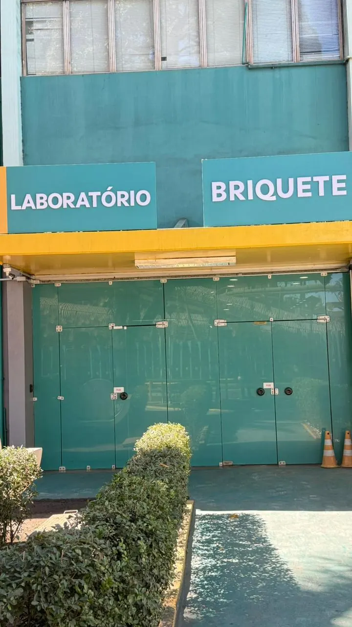 Fachada com letreiros de laboratório