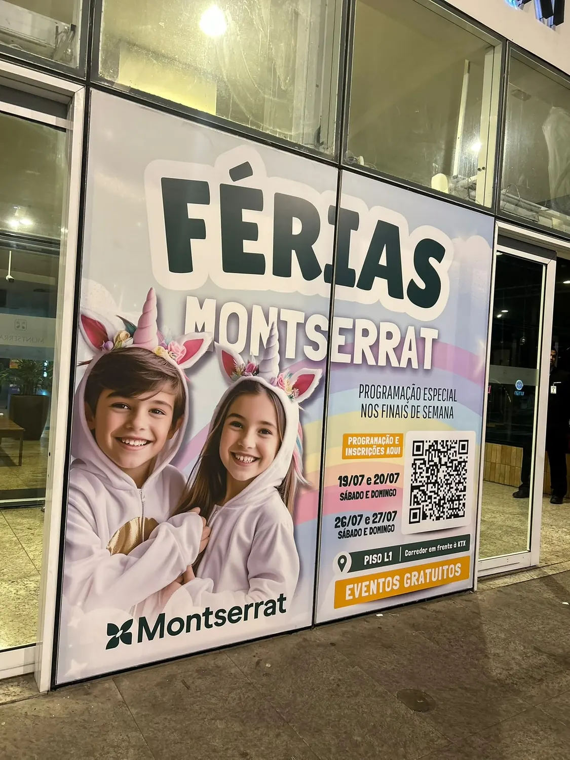 Vitrine de vidro adesivada com a campanha Férias Montserrat