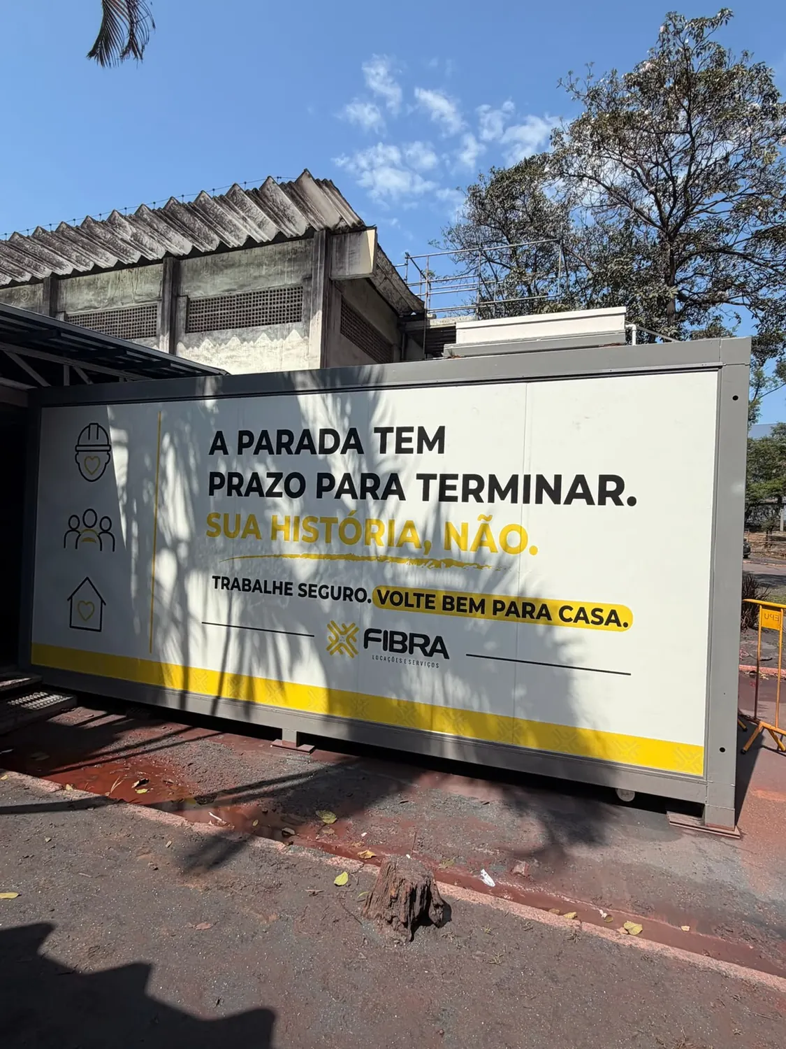 Lateral de container com campanha de segurança do trabalho da Fibra