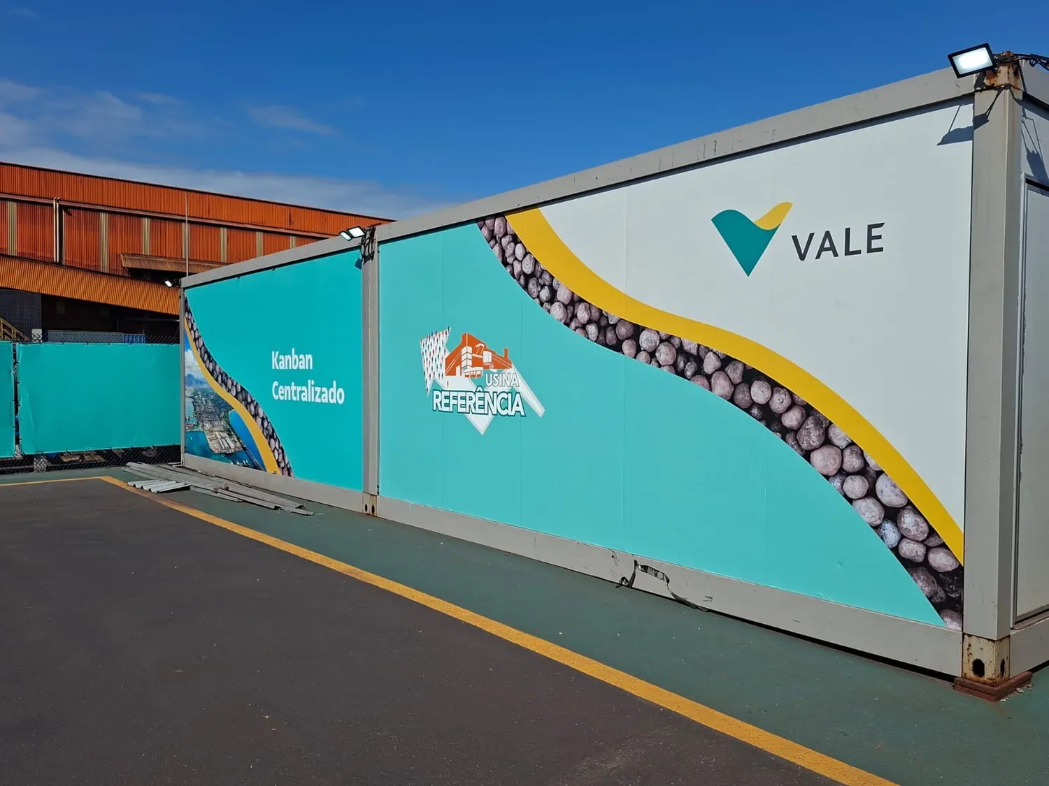 Container industrial adesivado em verde-água com a marca Vale e o tema Usina Referência