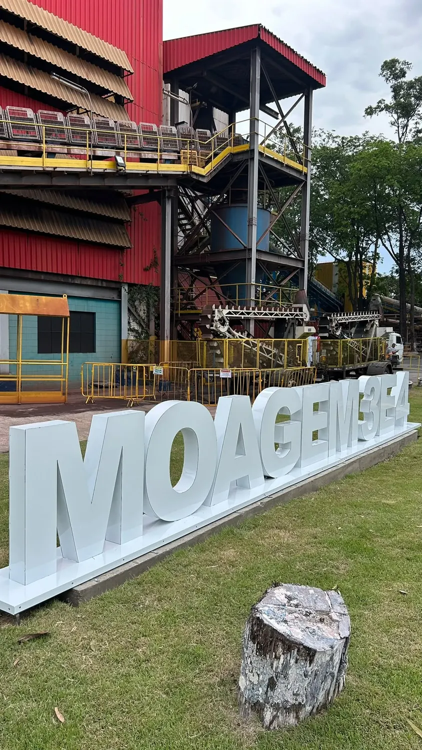 Letras caixa brancas de grande porte formando Moagem 3 e 4 em área industrial