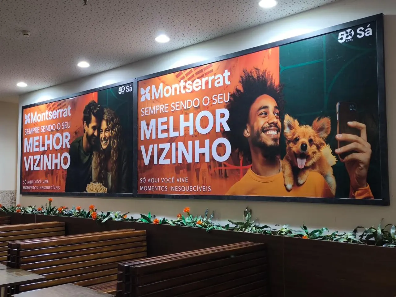 Painel publicitário de grande formato instalado em área comercial