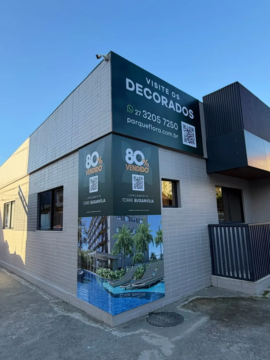 Estande de vendas com fachada adesivada anunciando visita aos decorados