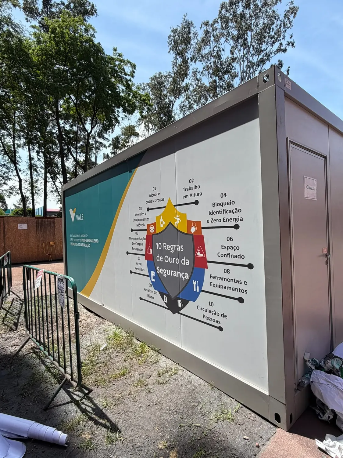 Lateral de container com o painel das dez regras de ouro da segurança