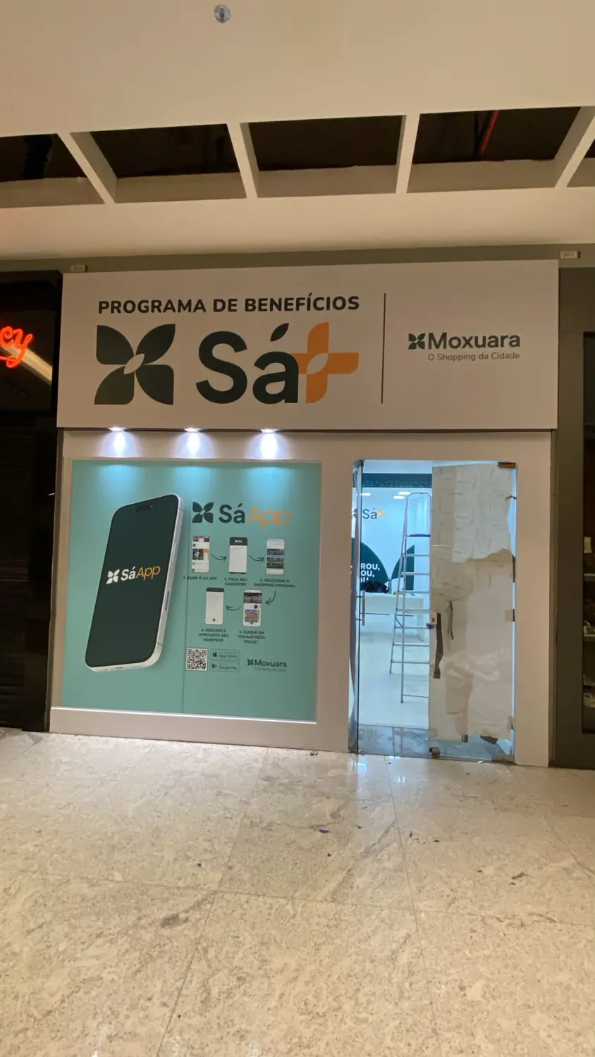 Fachada de loja com letreiro do programa de benefícios Sá+ no Shopping Moxuara