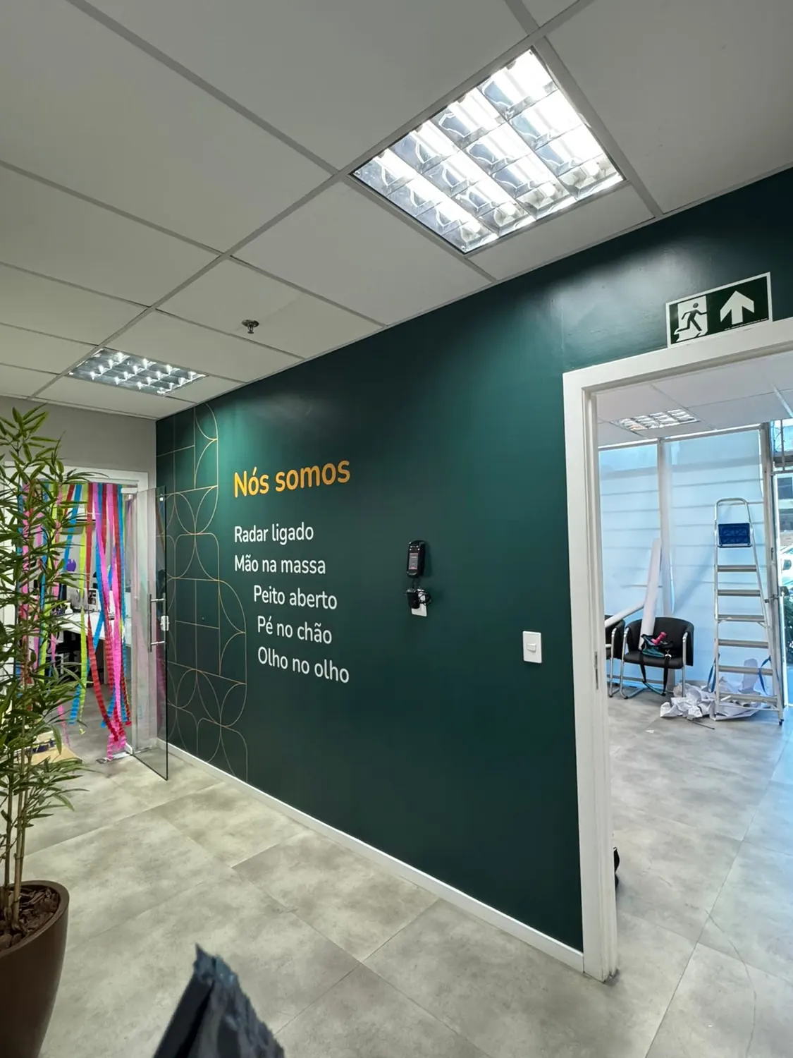 Corredor com parede verde escura e texto aplicado
