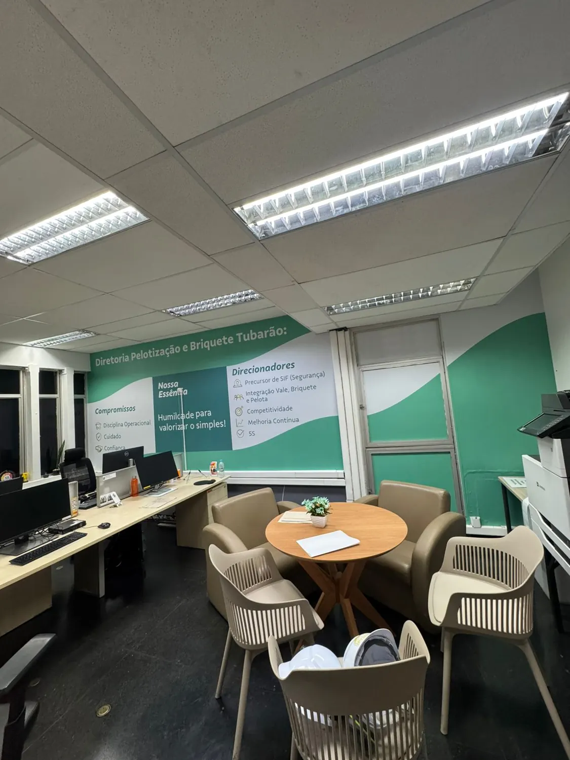 Sala de reunião com parede verde ambientada