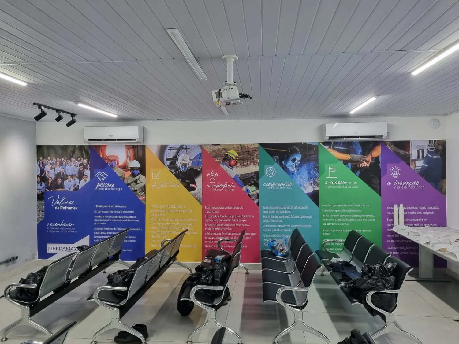 Sala com painéis coloridos de parede e cadeiras