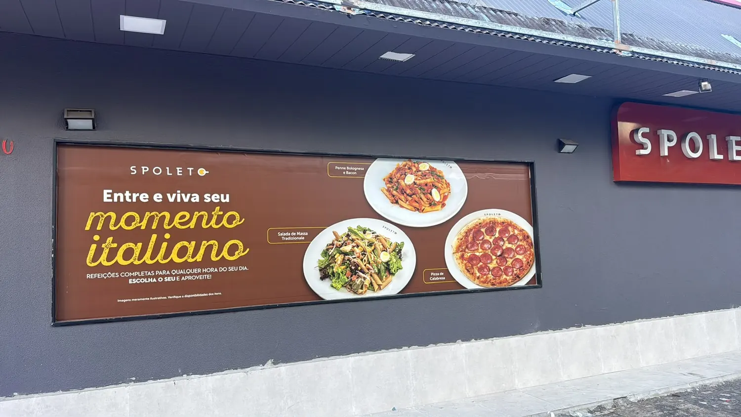 Painel de fachada do Spoleto aplicado em parede externa escura