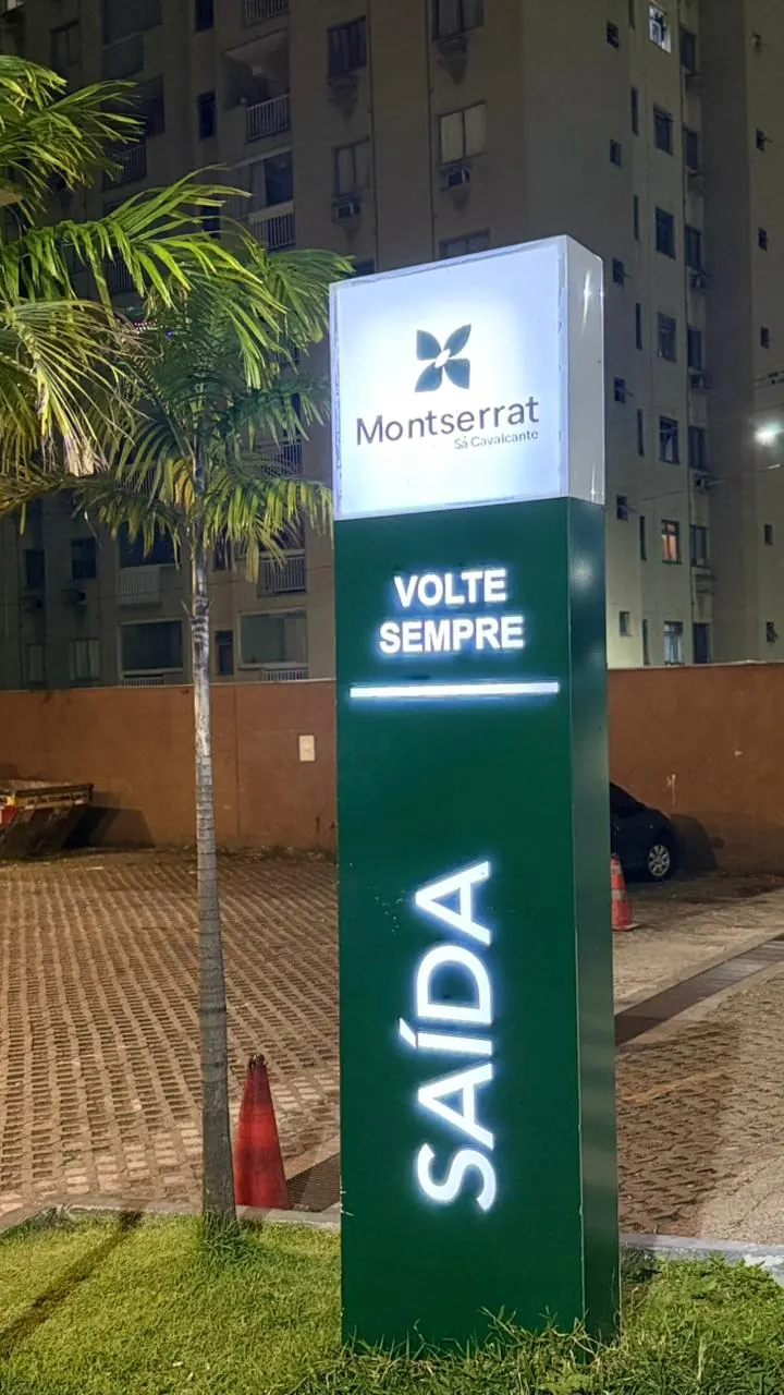 Totem luminoso de condomínio à noite